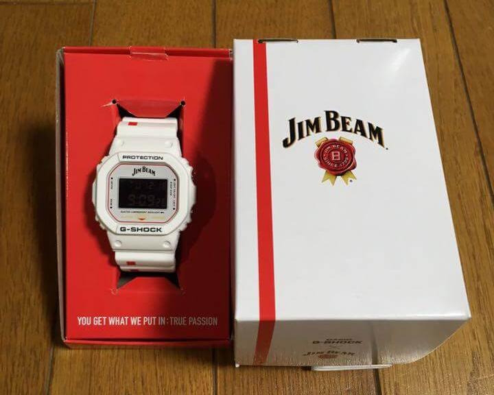 G-Shock не перестает удивлять: в 2018 году была выпущена модель Jim Beam x G-Shock DW-5600, ставшая плодом сотрудничества японской компании со всемирно известным производителем виски из Кентукки. 