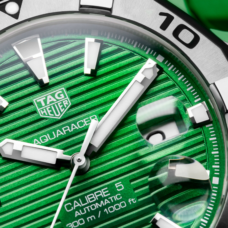 Новые часы TAG Heuer Aquaracer с зеленым циферблатом