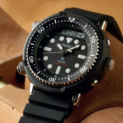 Большинство ритейлеров, работающих с Seiko уже давно, в курсе генеральной линии бренда, связанной с усиленным продвижением линейки Prospex. В нее вошли часы, которые компания наделила различными профессиональными (Pro) характеристиками (Spex). Подавляющую часть коллекции представляют дайверские часы с параметрами водонепроницаемости от 200 до 1000 метров. Все часы Prospex проверены и сертифицированы по строгому стандарту ISO 6425, поэтому если покупатель ищет именно часы с высокой степенью защиты, то в первую очередь следует обращать его внимание на модели с надписью Diver’s на циферблате. Помимо дайверских, в ассортименте есть часы для альпинистов, пилотов и прочих профессиональных искателей приключений. В наших российских реалиях набор таких экстремалов пополняется еще и любителями охоты (как классической, так и подводной), катания на квадро-, гидро- и прочих циклах, рыбаками, туристами и т.д. Все, кто выходят из дома и занимаются любым из перечисленных занятий, — потенциальные покупатели Prospex.