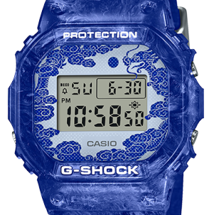 Ограниченный бокс-сет CASIO:  часы DW-5600BWP-2 Blue Porcelain Edition и доска для скейтборда